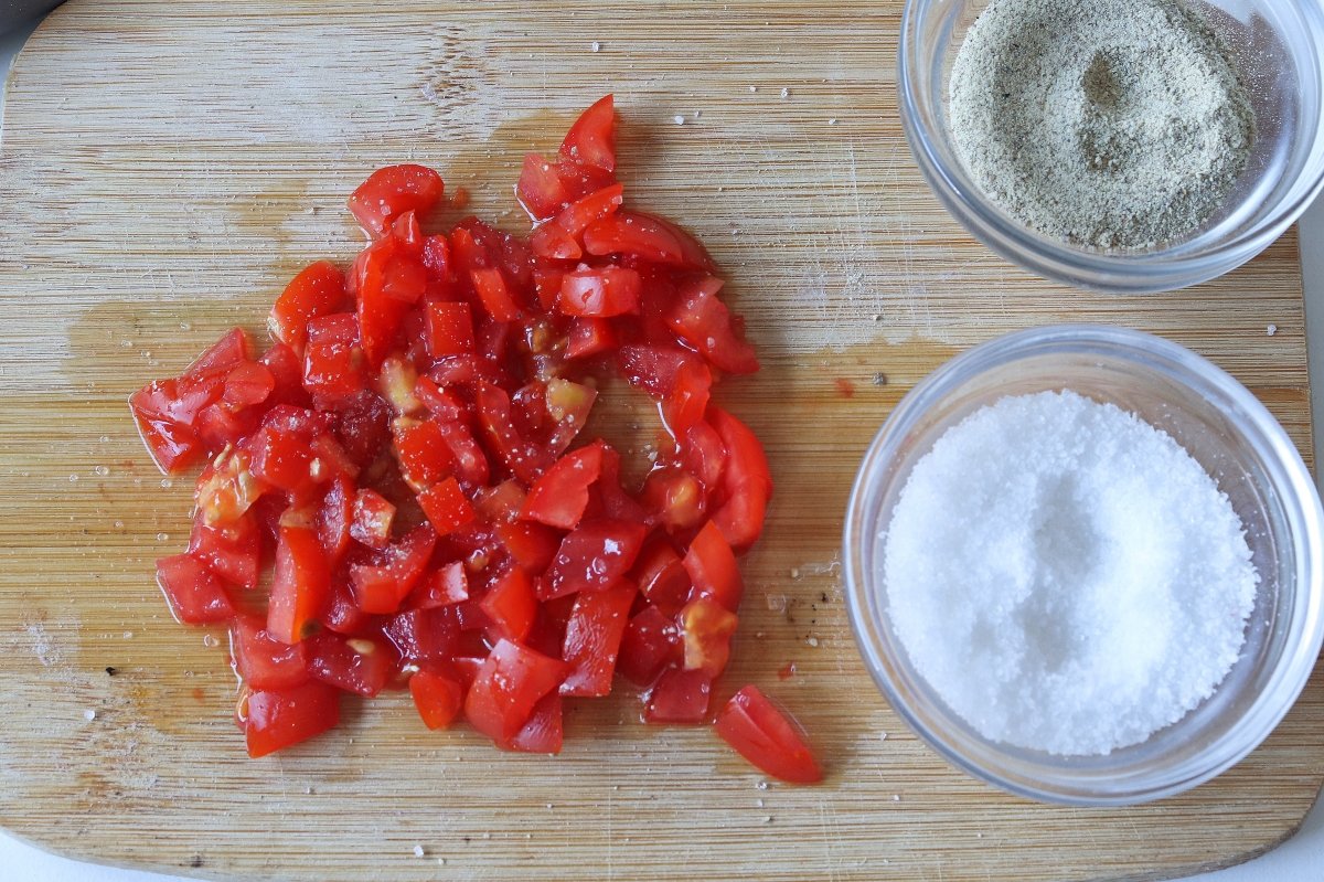 Hacer un picadillo de tomate para servir la provoleta