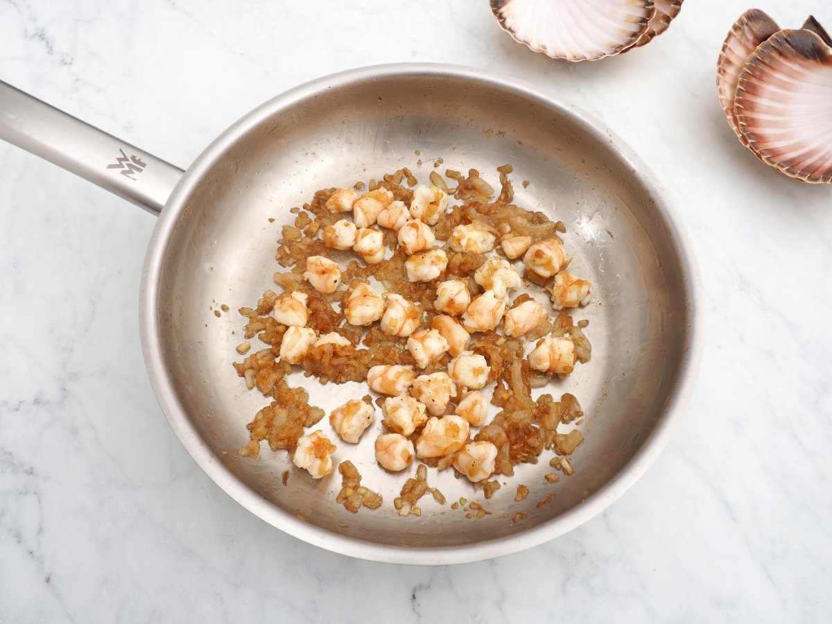 Hacer un sofrito con cebolla y langostinos