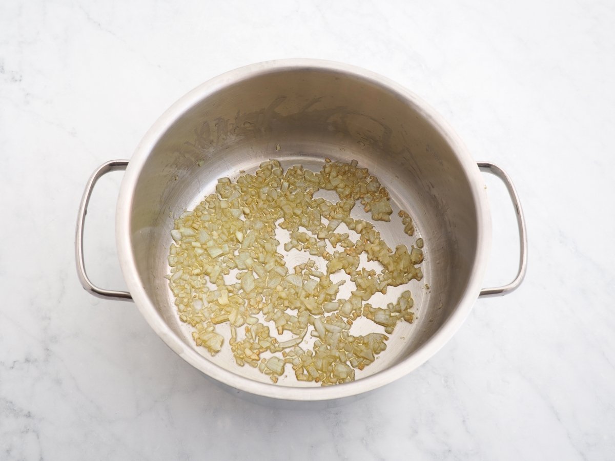 Hacer un sofrito de ajo y cebolla para guisar las coles