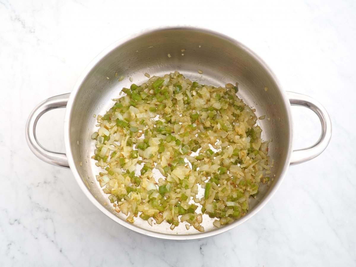 Hacer un sofrito de cebolla con el pimiento verde