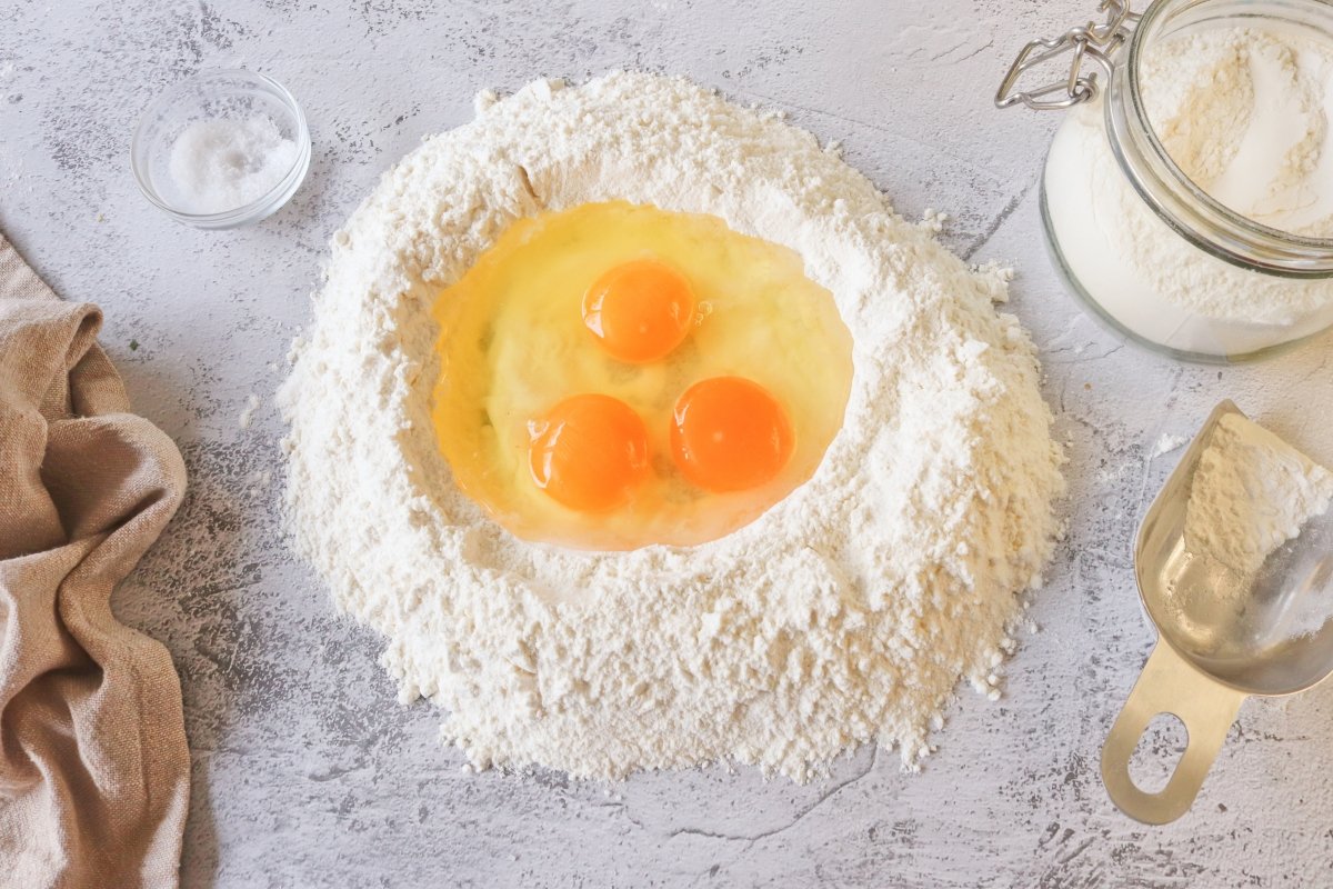 Hacer un volcán con la harina y los huevos de la mezzelune