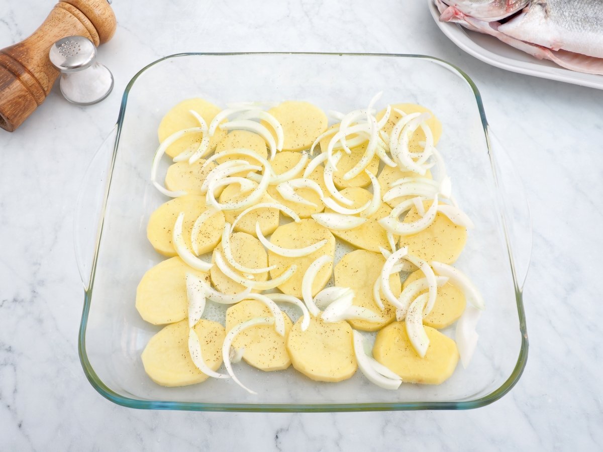 Hacer una cama de patatas y cebolla