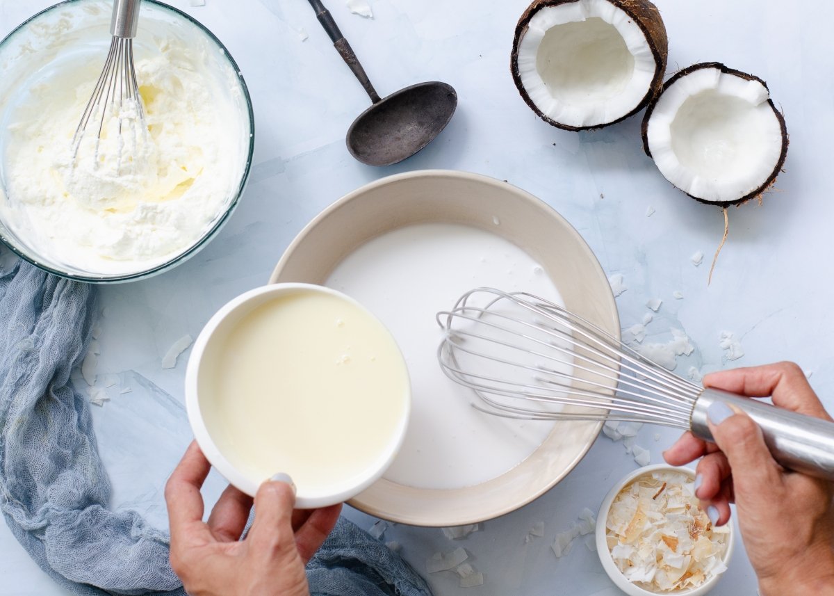 Haciendo la mezcla para el helado de coco