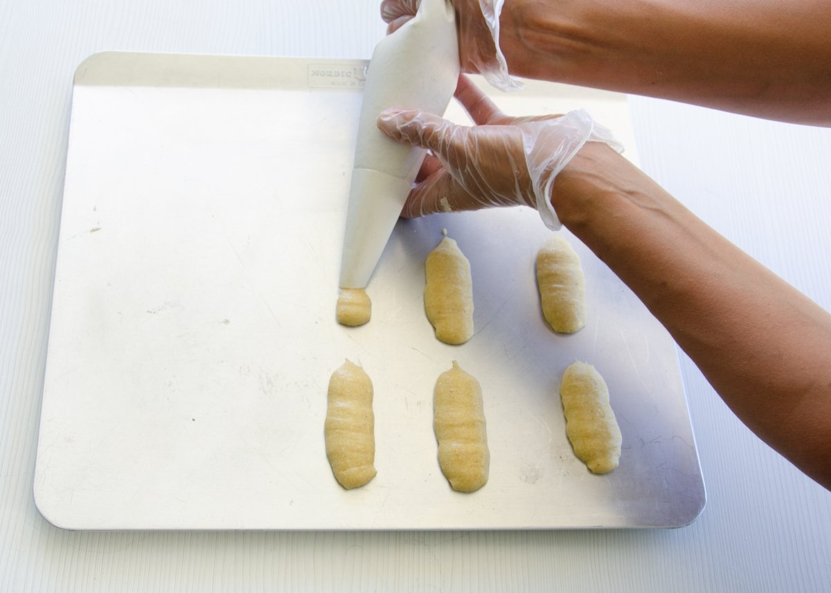 Making cat's tongues with the piping bag