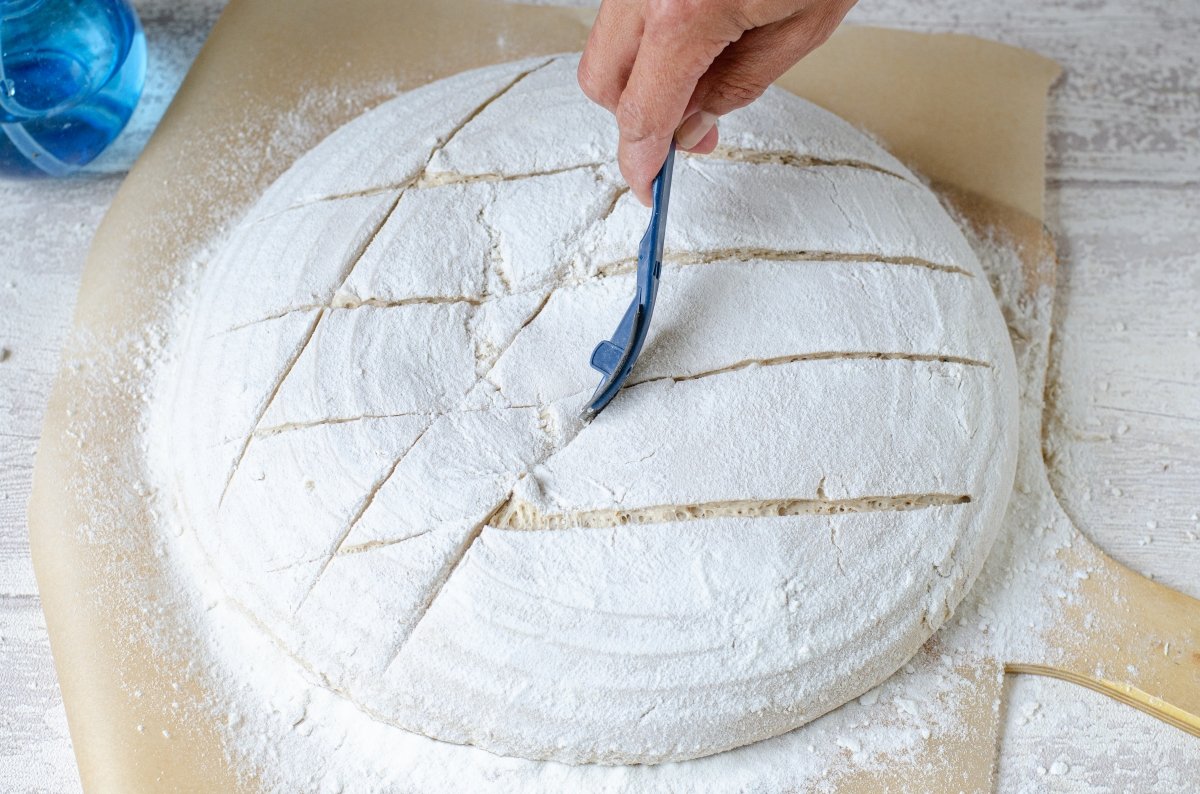 Haciendo los cortes del greñado al pan de centeno