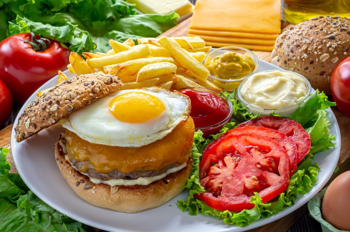 Hamburguesa con queso, tomate, cebolla y lechuga