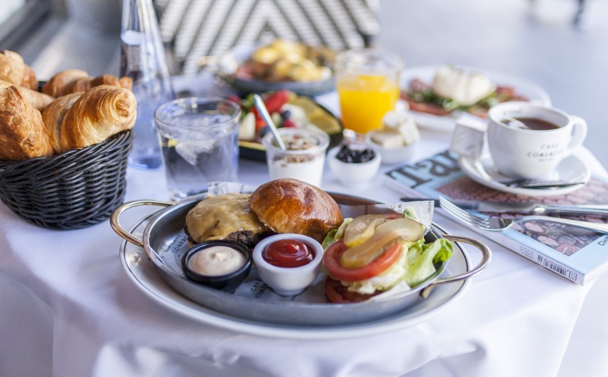 Hamburguesa del brunch de Café Comercial en Madrid