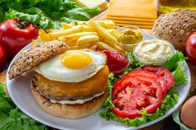 La historia de la hamburguesa: el origen de un icono del fast food