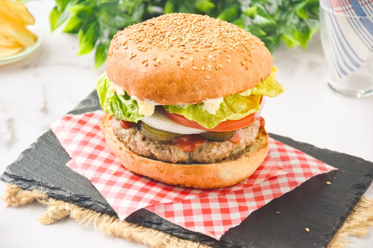 Hamburguesa Whopper casera lista para comer