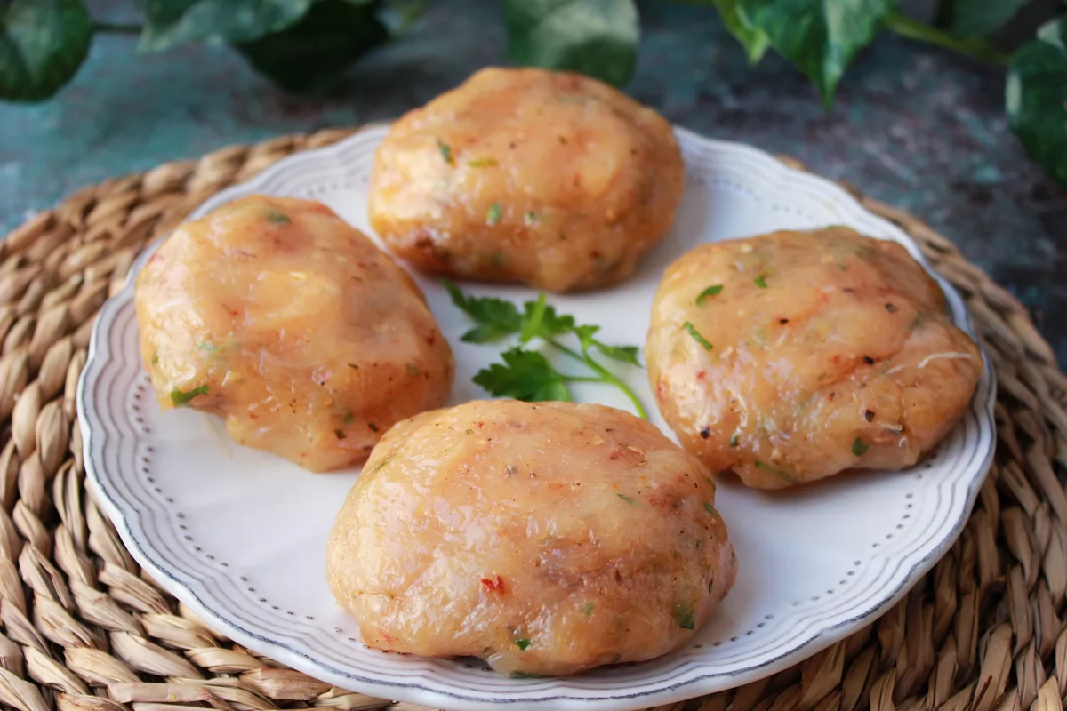 Hamburguesas de pollo rellenas de queso una vez formadas *