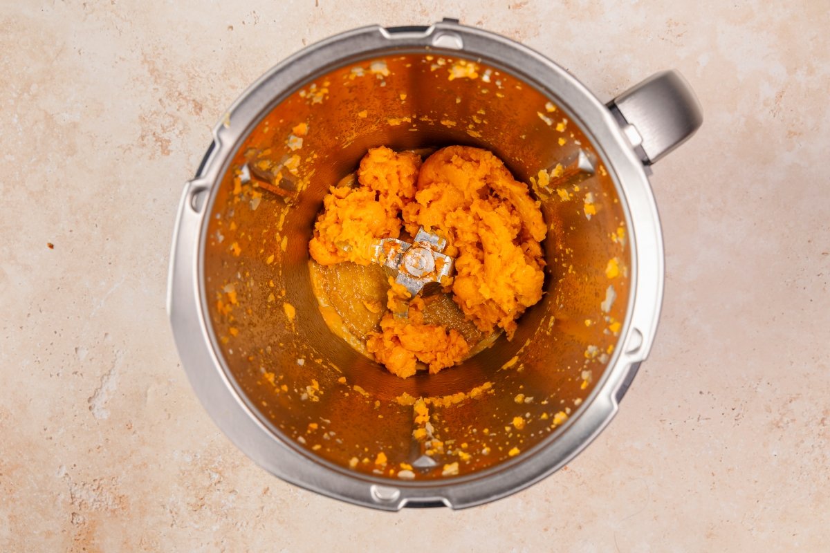 Harina incorporada a las albóndigas en salsa en Thermomix