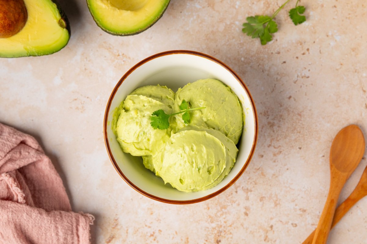 Helado de aguacate servido