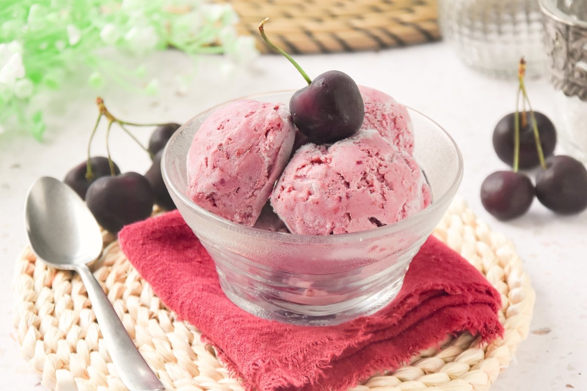 Helado de cerezas listo para comer