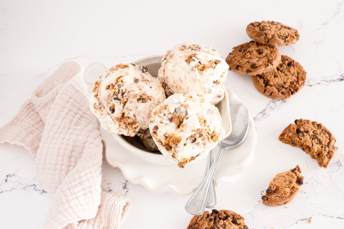 Helado de cookies en el bol