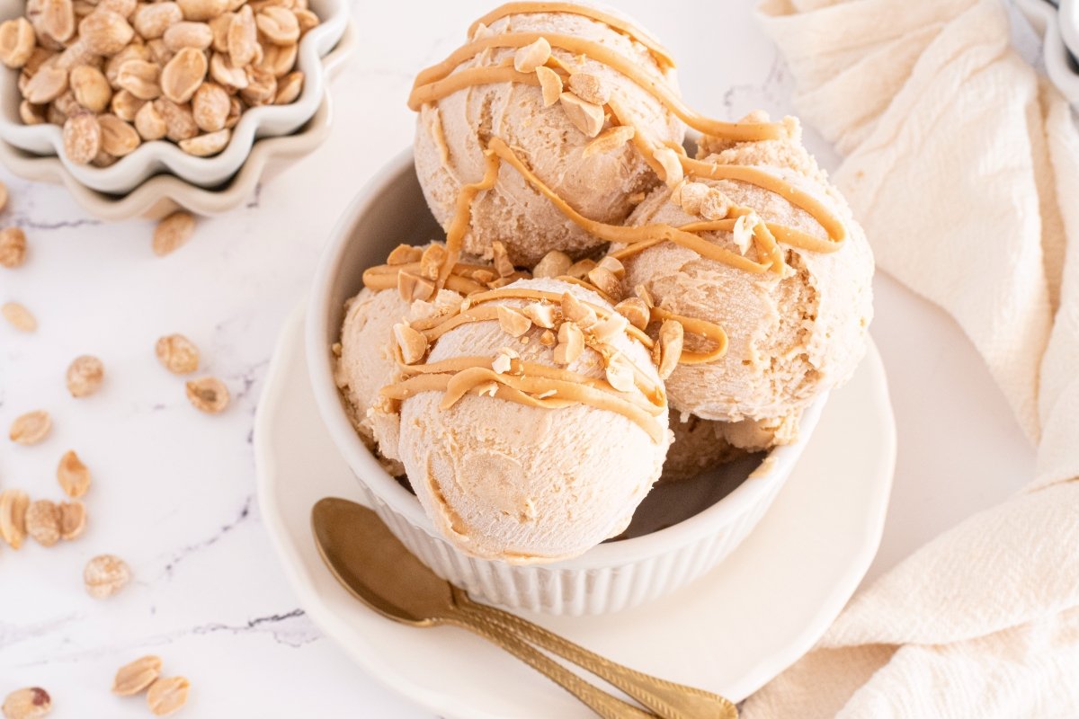 Helado de crema de cacahuete en el bol
