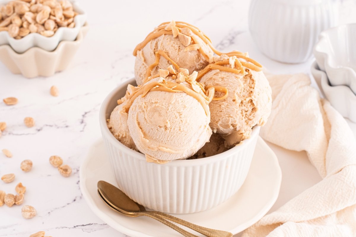 Helado de crema de cacahuete listo para servir