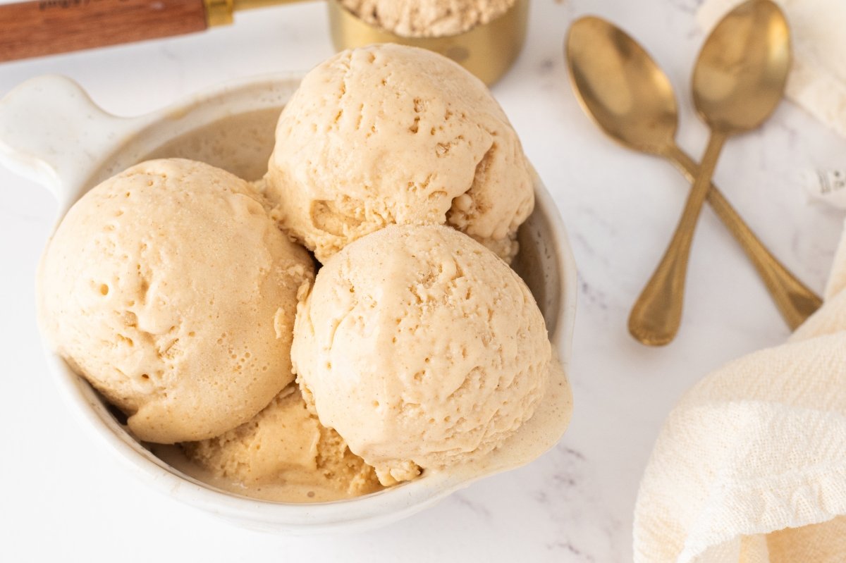 Helado de gofio en el bol