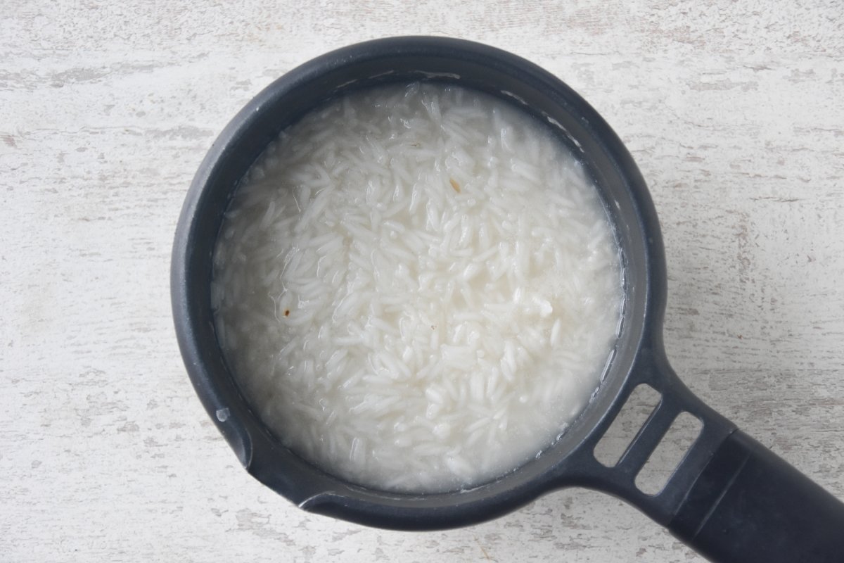 Hervimos el arroz basmati para el Loco Moco