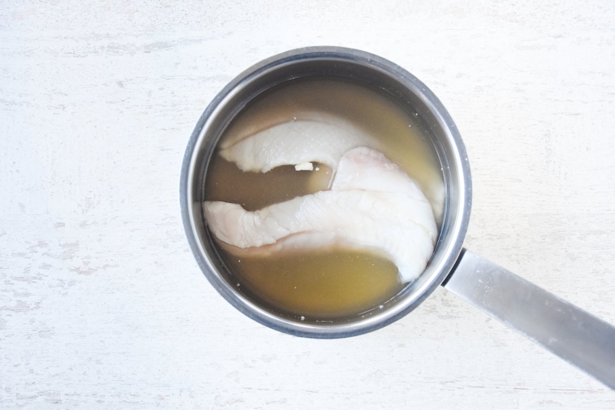 Hervimos el pescado en el caldo