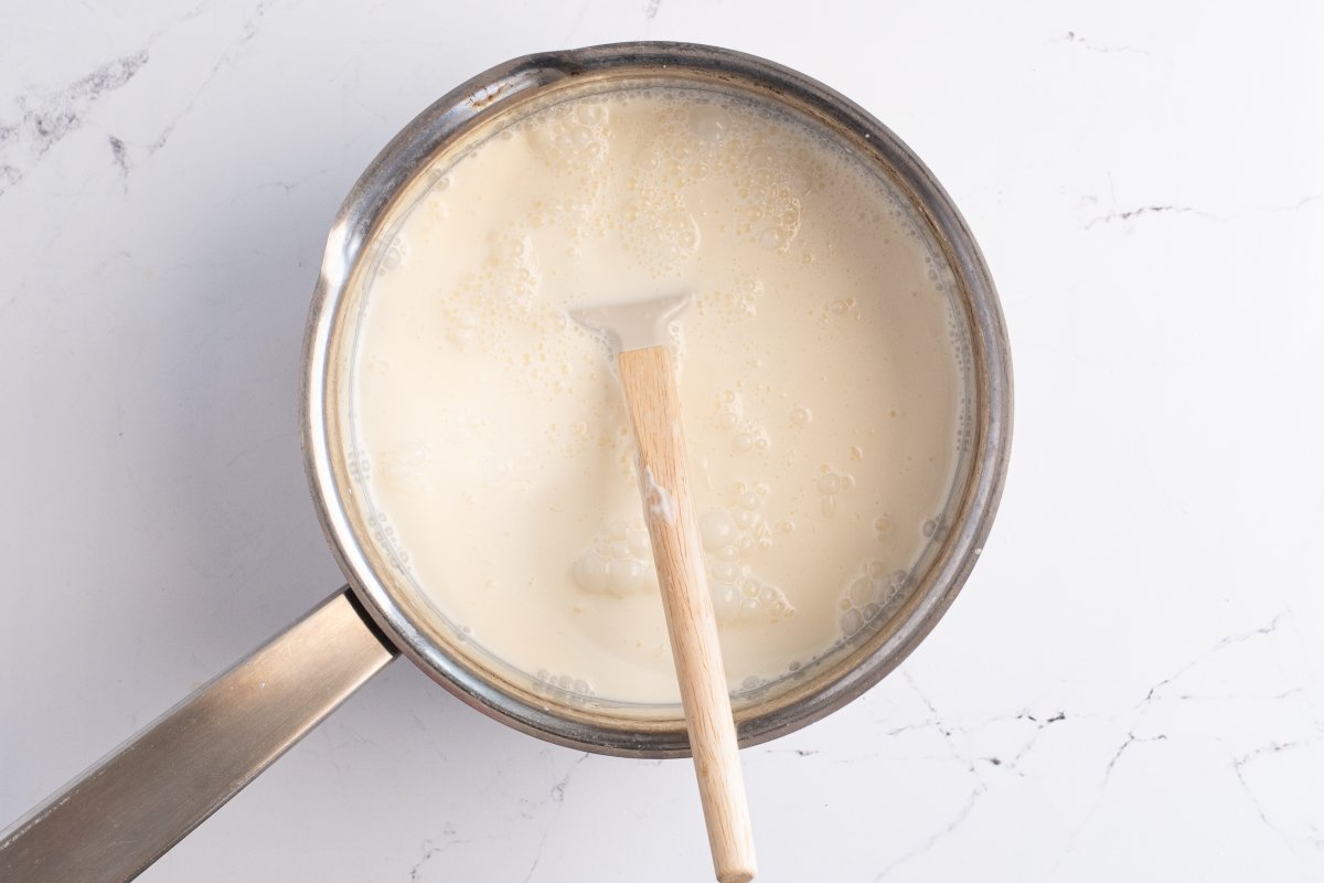 Hervimos la nata del helado de caramelo salado