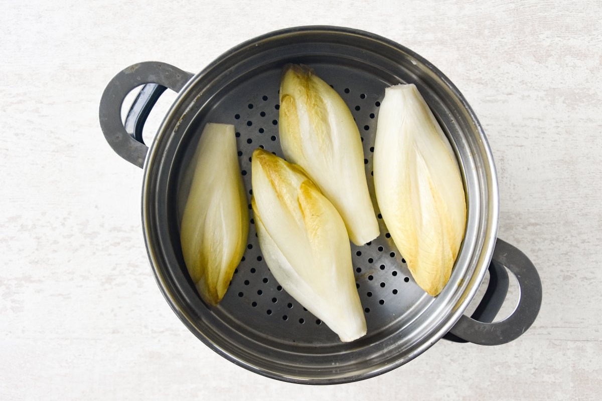 Hervimos las endivias al vapor