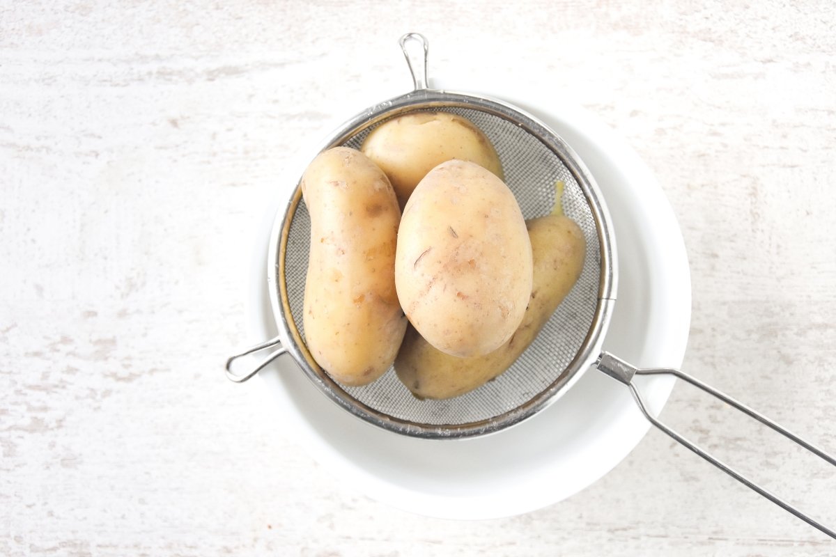 Hervimos las patatas en agua salada