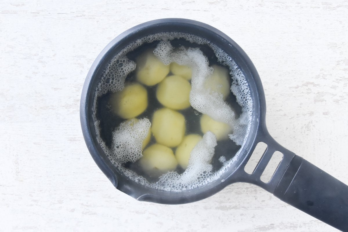 Hervimos las patatas en un cazo