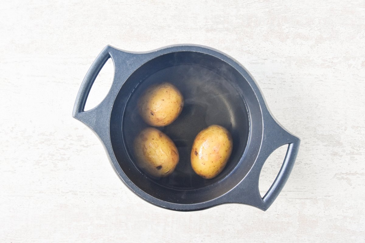 Hervimos las patatas enteras con piel