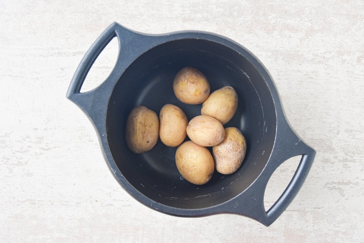 Hervimos las patatas enteras