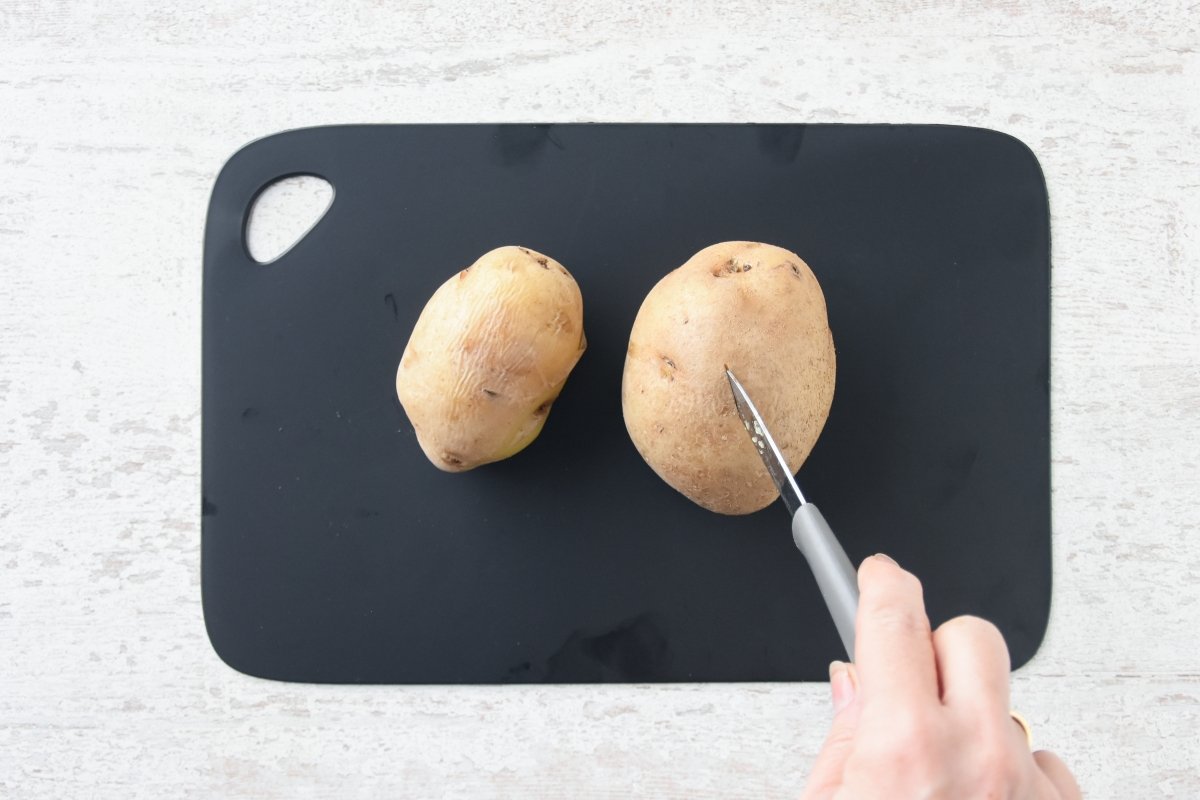 Hervimos las patatas hasta que al introducir un cuchillo, no ofrezca resistencia