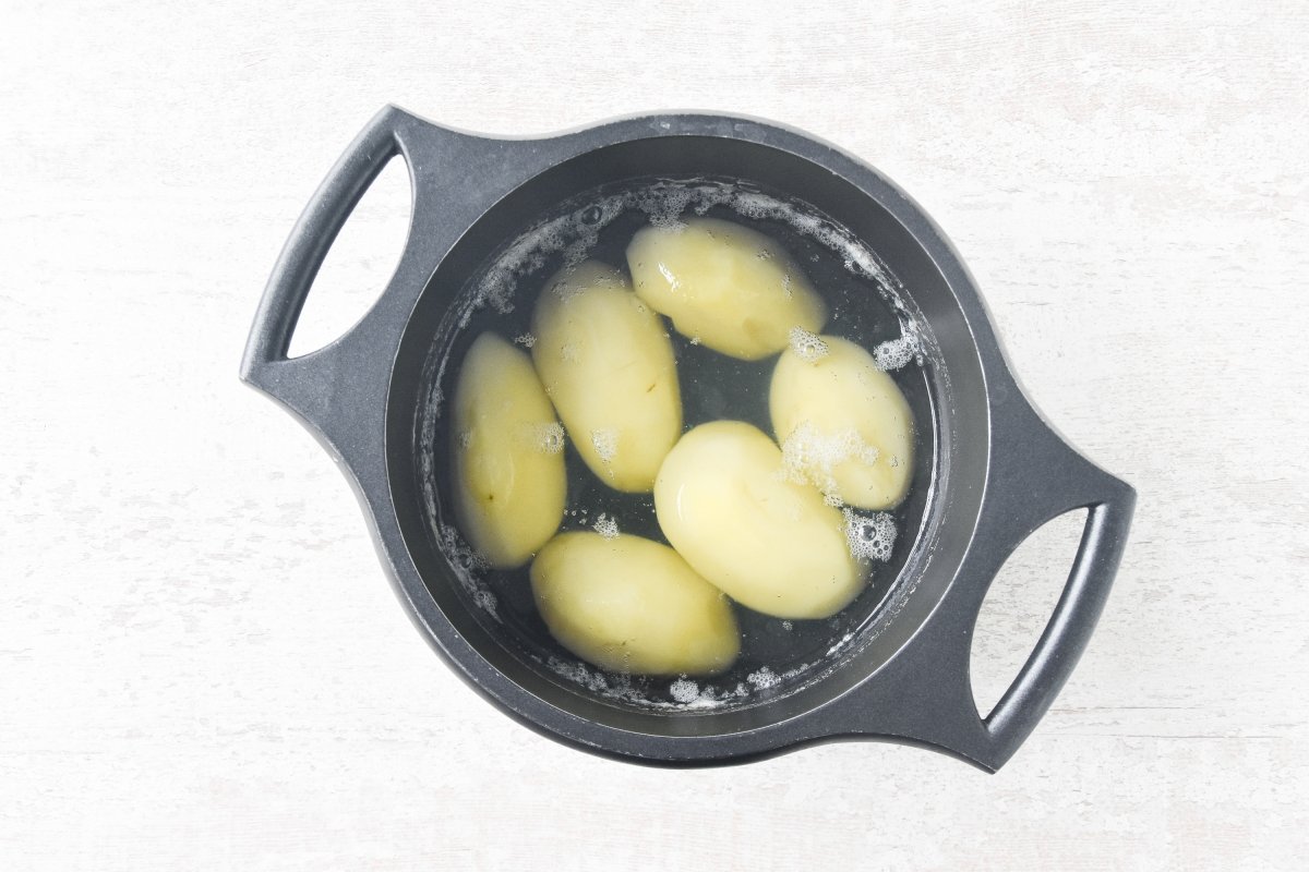 Hervimos las patatas para el pastel