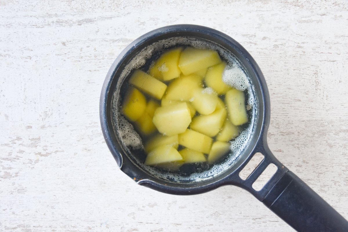 Hervimos las patatas para el waterzooi