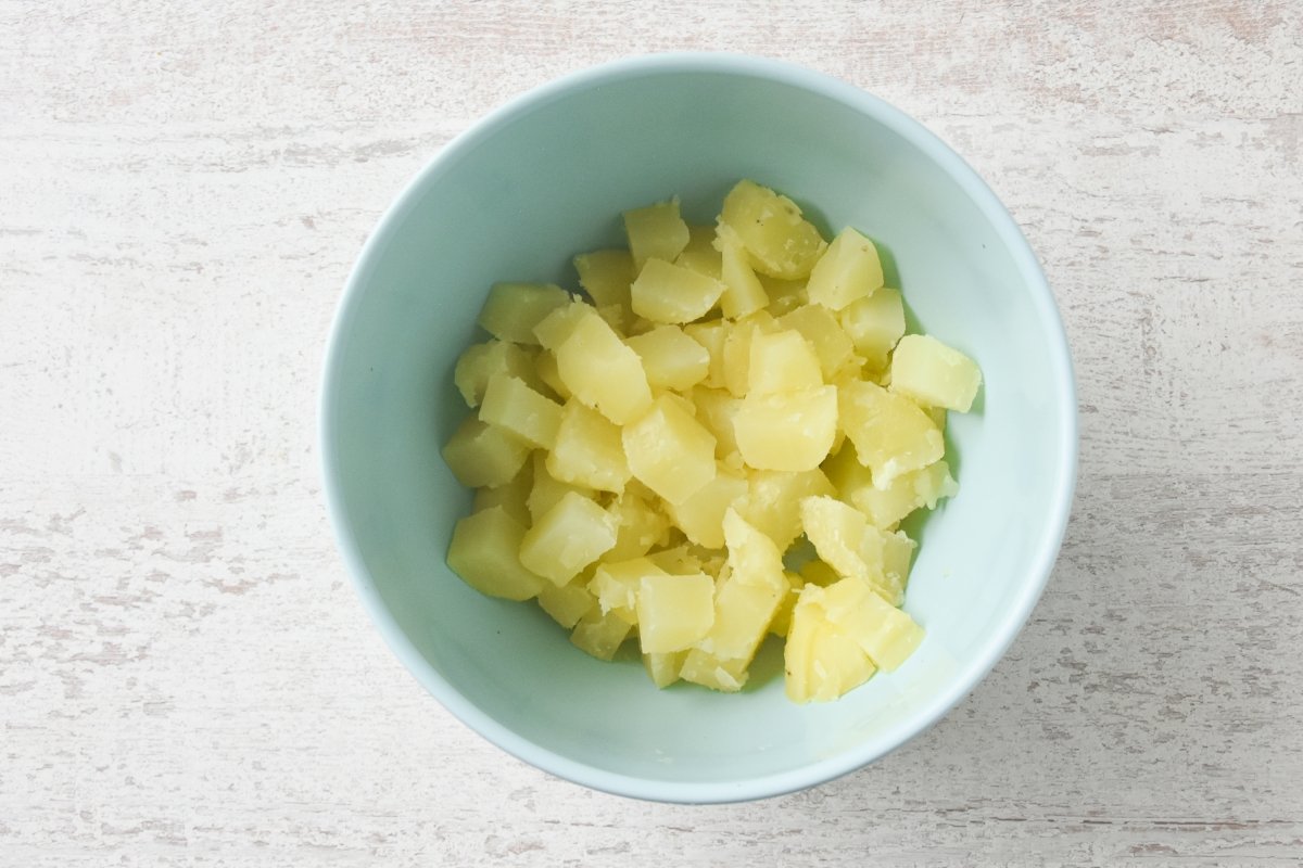 Hervimos las patatas para preparar la periñaca