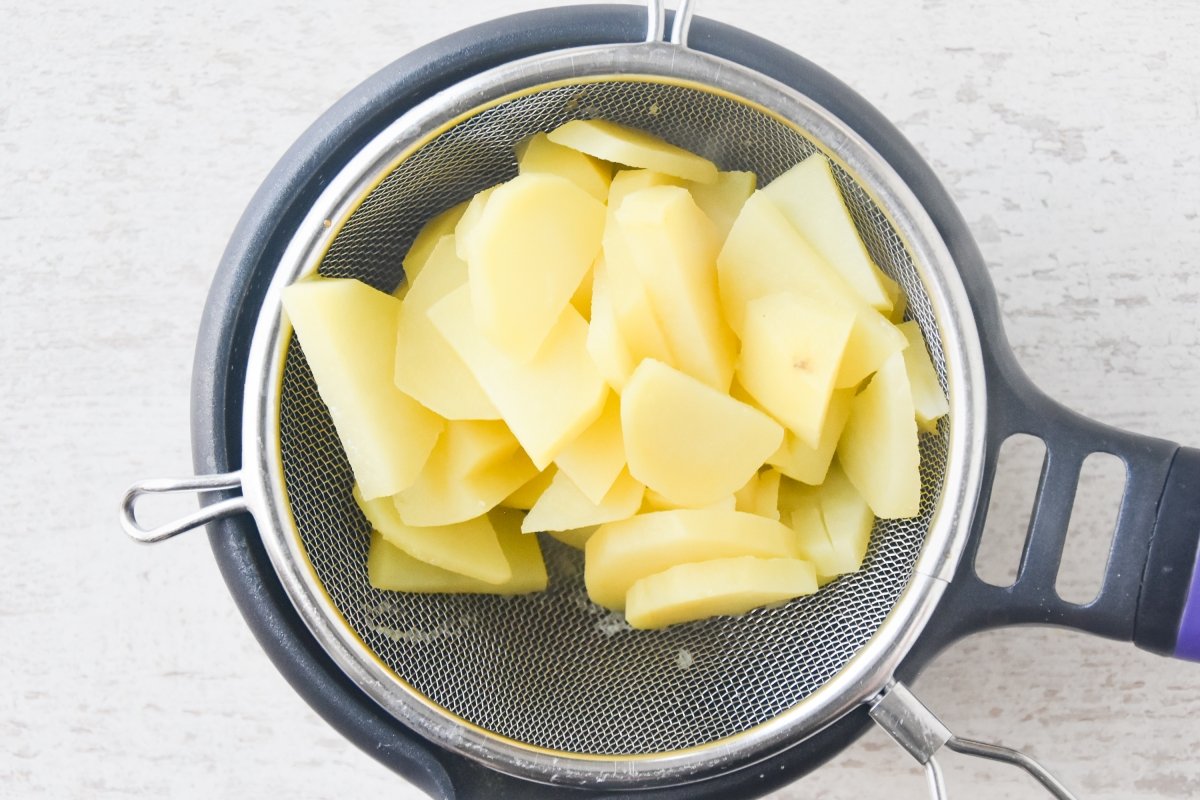 Hervimos las patatas peladas y troceadas