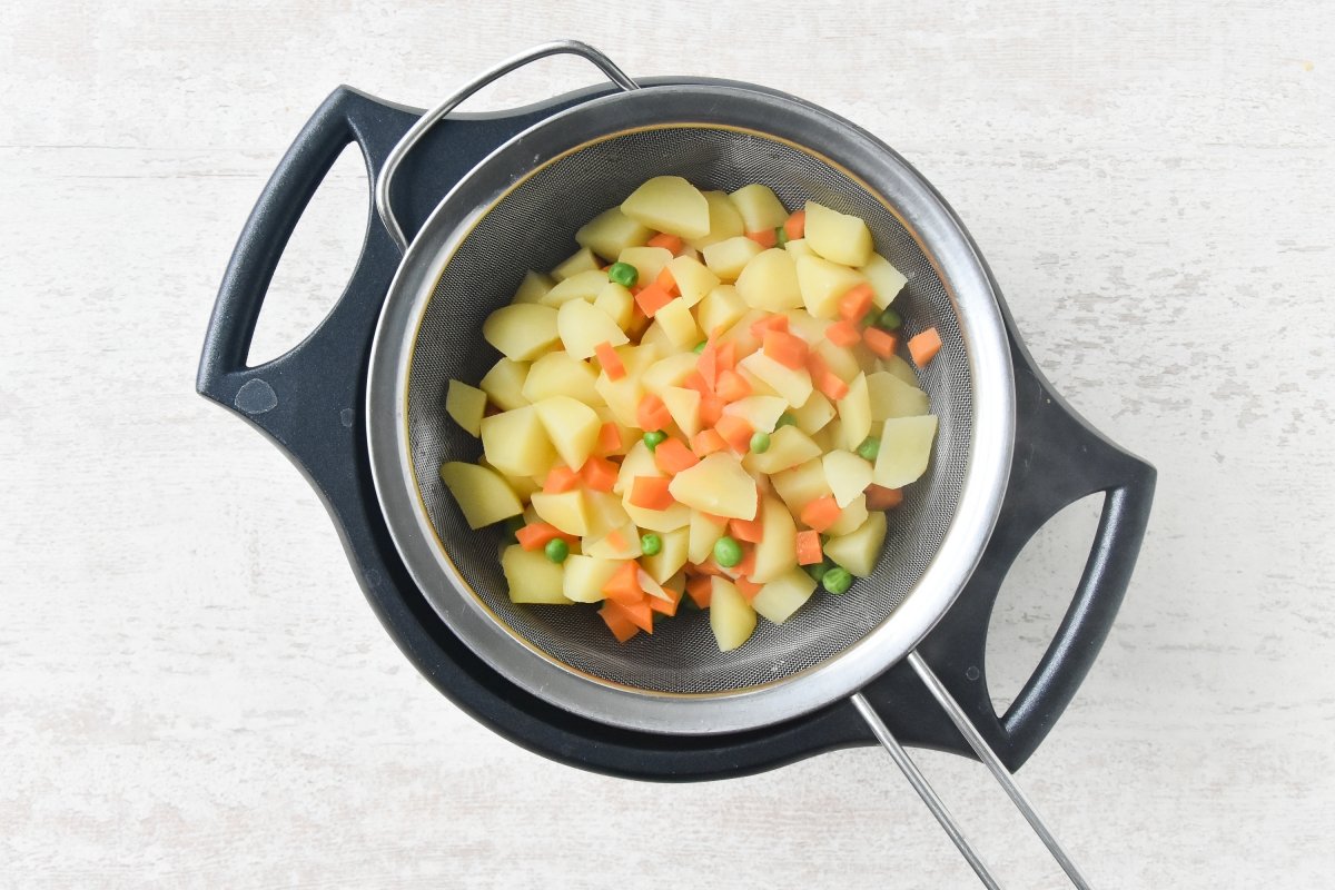 Hervimos las patatas, zanahorias y guisantes