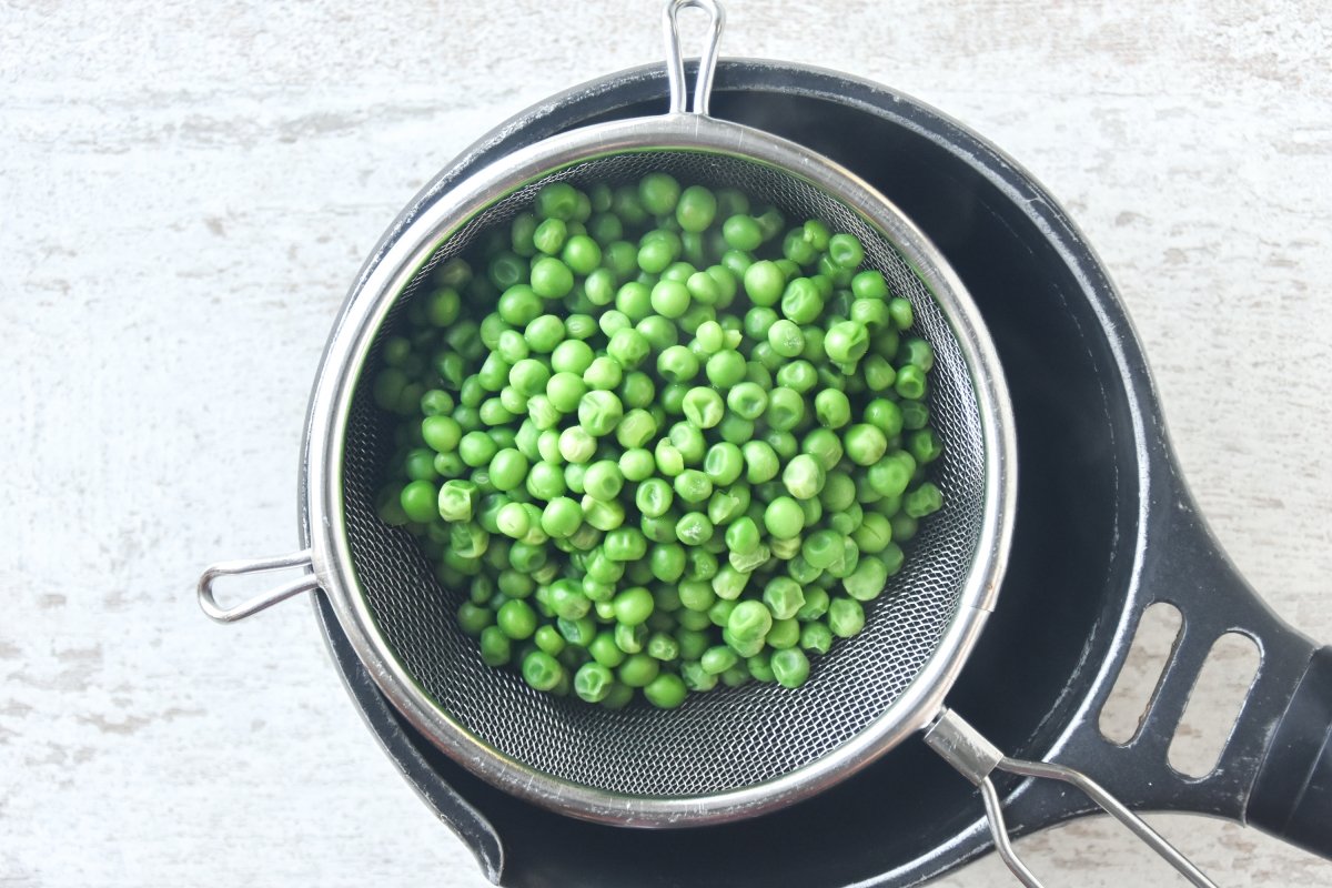 Hervimos los guisantes en agua salada