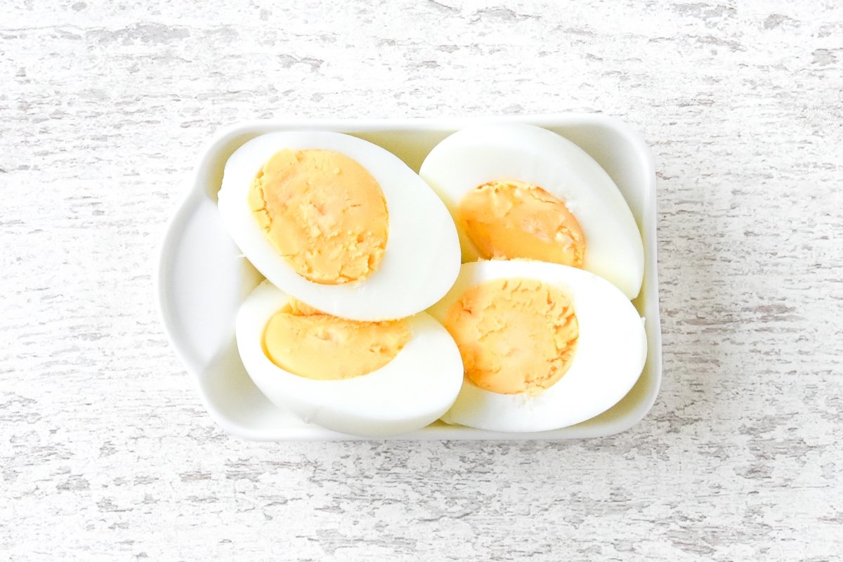 Hervimos los huevos para el sándwich japonés