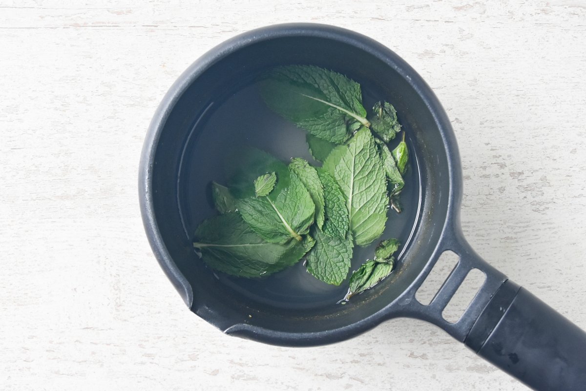 Hervimos los ingredientes de los polos de menta