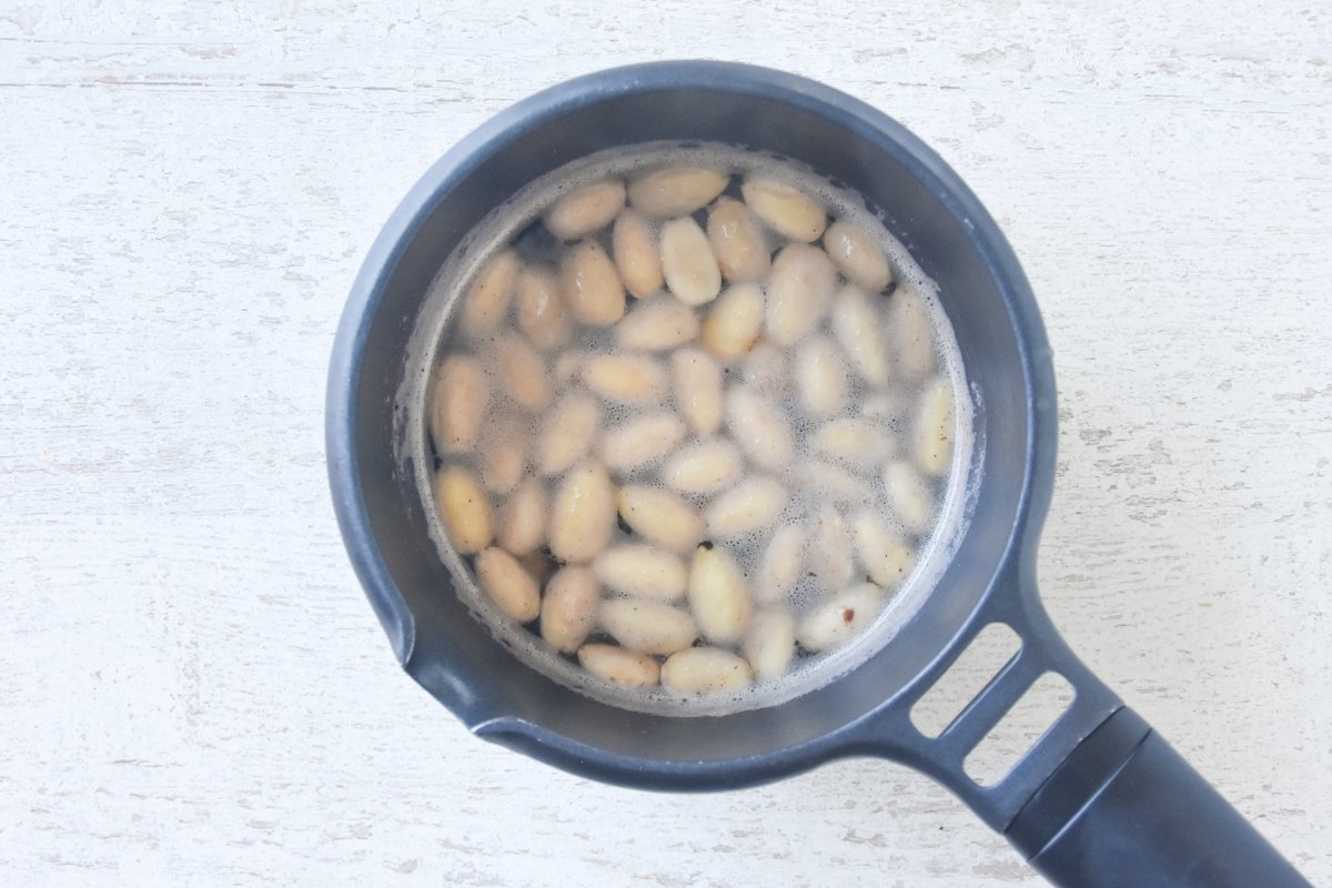 Hervimos los ingredientes del granizado de almendra