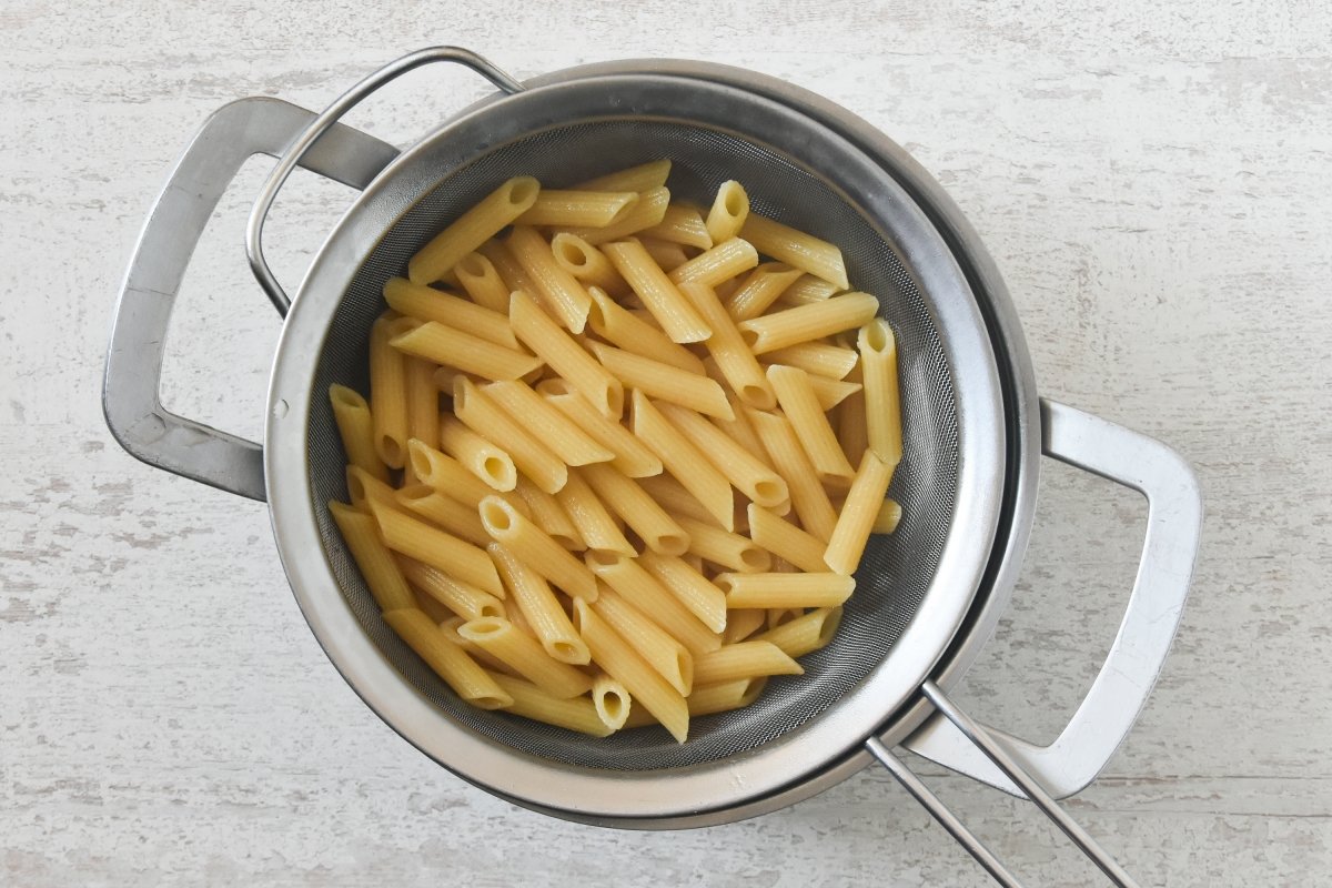 Hervimos los macarrones para la pasta con espinacas