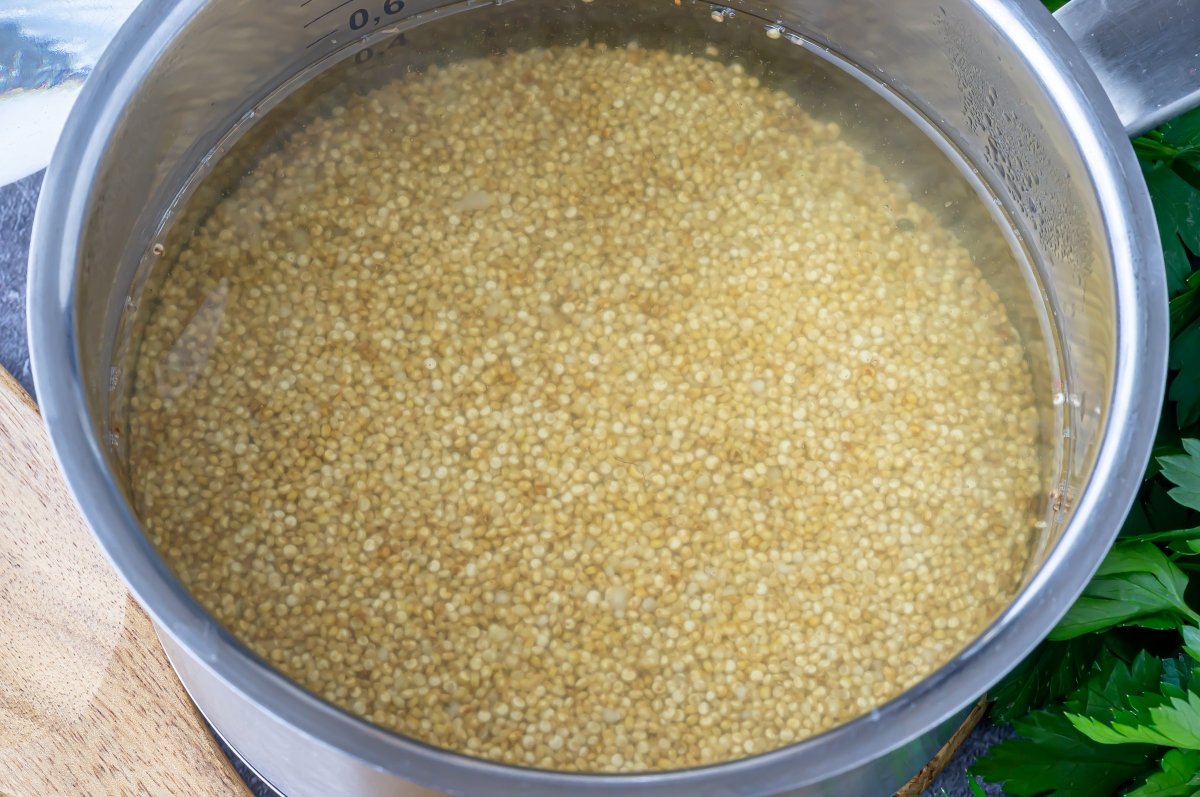 Hervir agua y añadir la quinoa