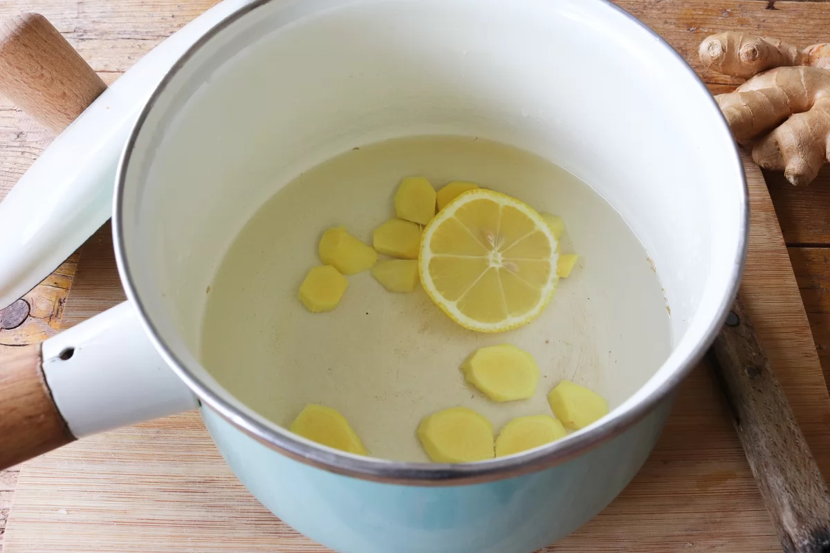 Infusión de jengibre 4 Hervir el agua con el jengibre y el limón para hacer la infusión