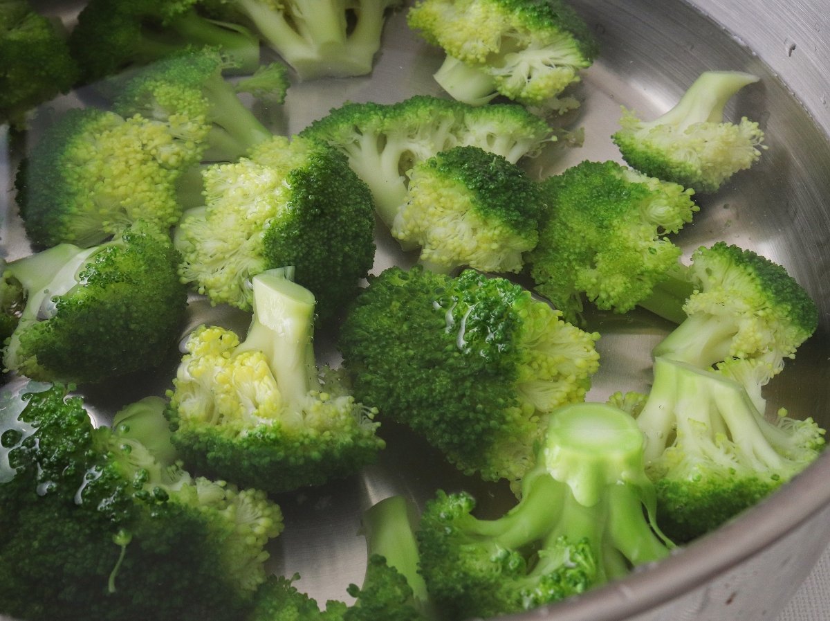 Hervir el brócoli para el brocomole