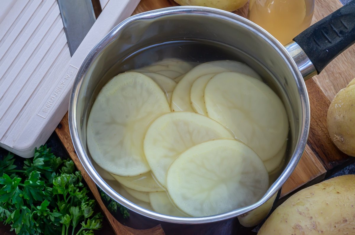 Hervir las patatas en agua con vinagre