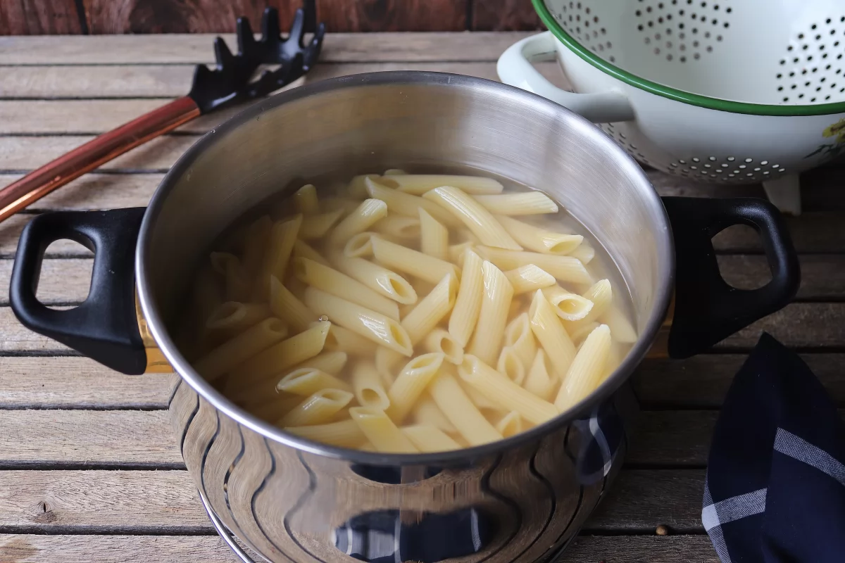 Macarrones con bechamel y jamón cocido 8 hervir los macarrones *