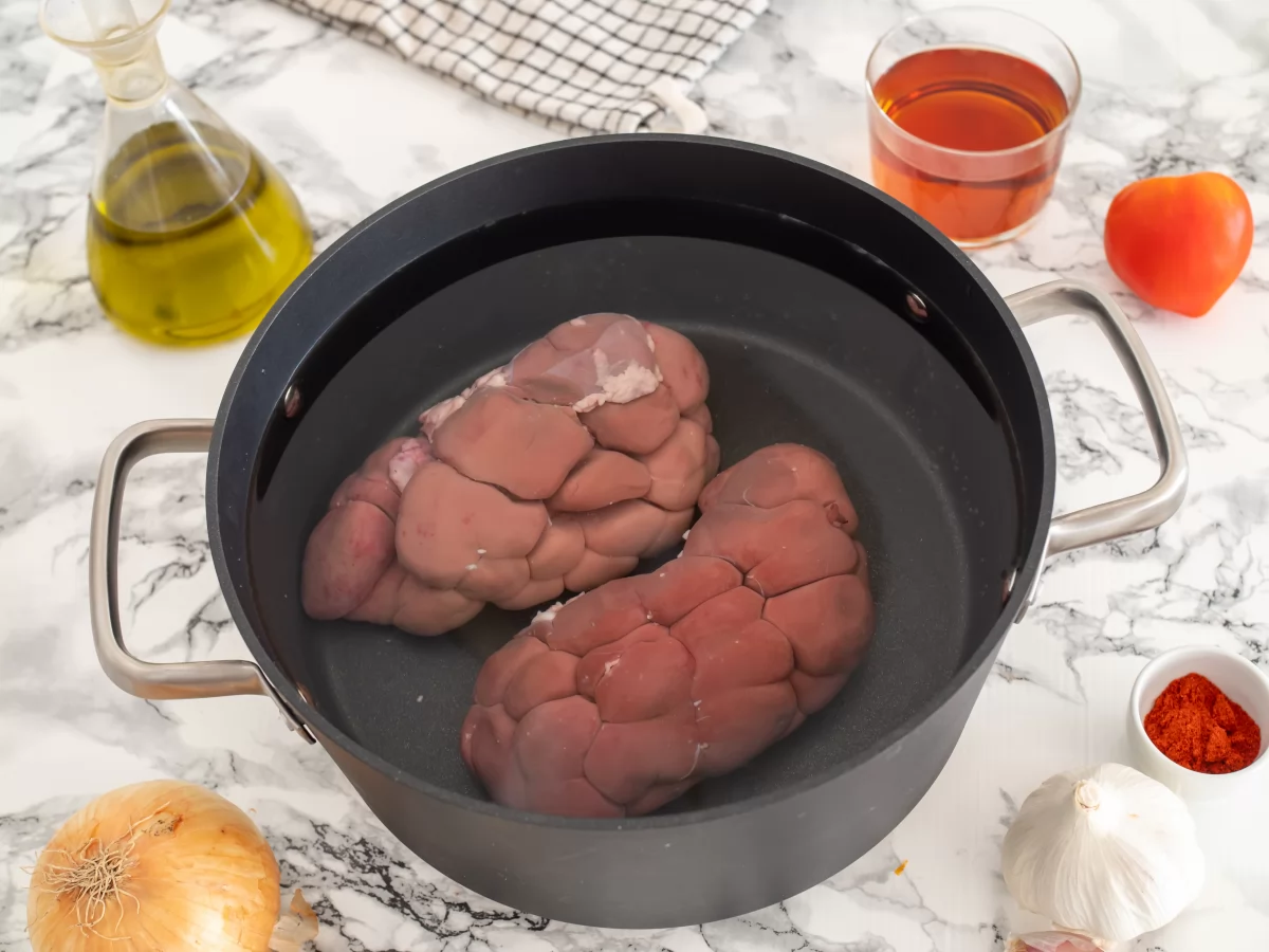 Riñones de ternera al jerez 2 Hervir los riñones tres veces para los riñones de ternera al jerez