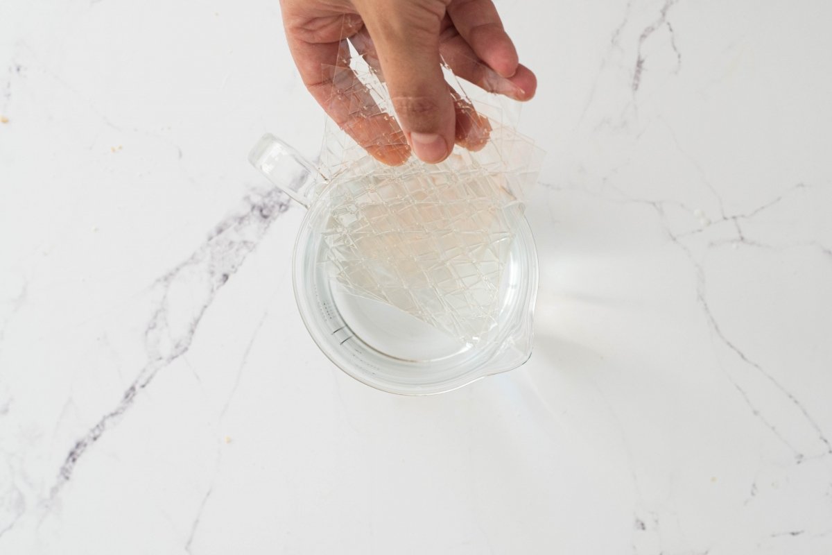 Hidratamos la gelatina de la tarta de arroz con leche