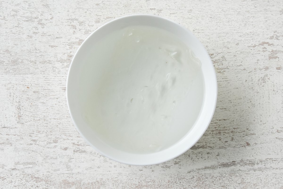 Hidratamos la gelatina en agua fría para la tarta de melón