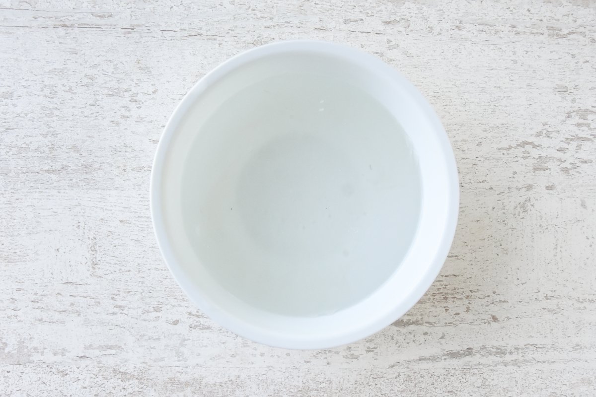 Hidratamos la gelatina para la mousse de frutos rojos