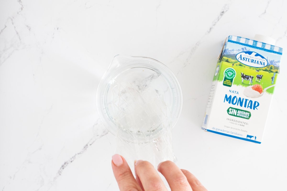 Hidratamos la gelatina para la mousse